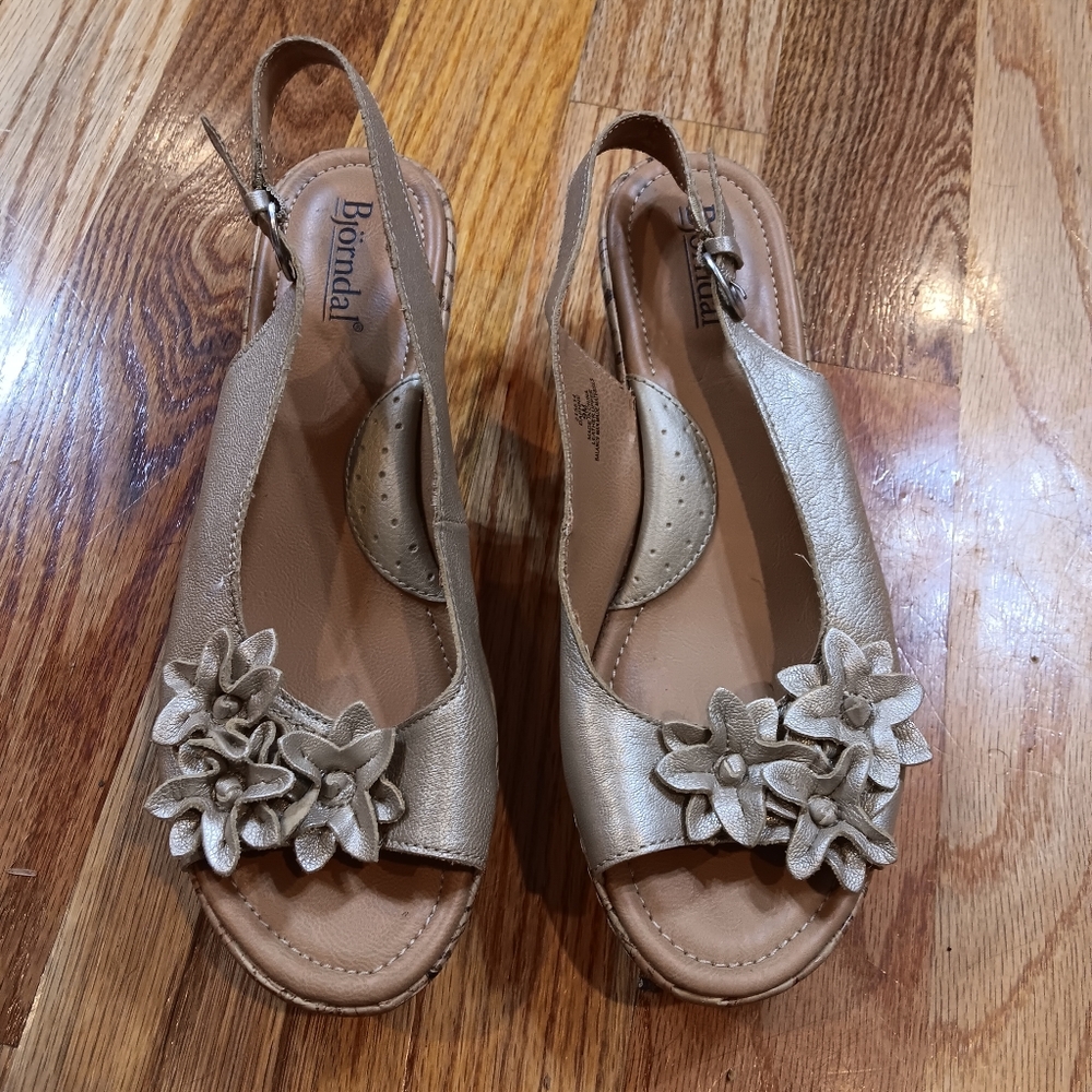 Bjorndal Gold Floral‎ Wedges Daphne - Size 9